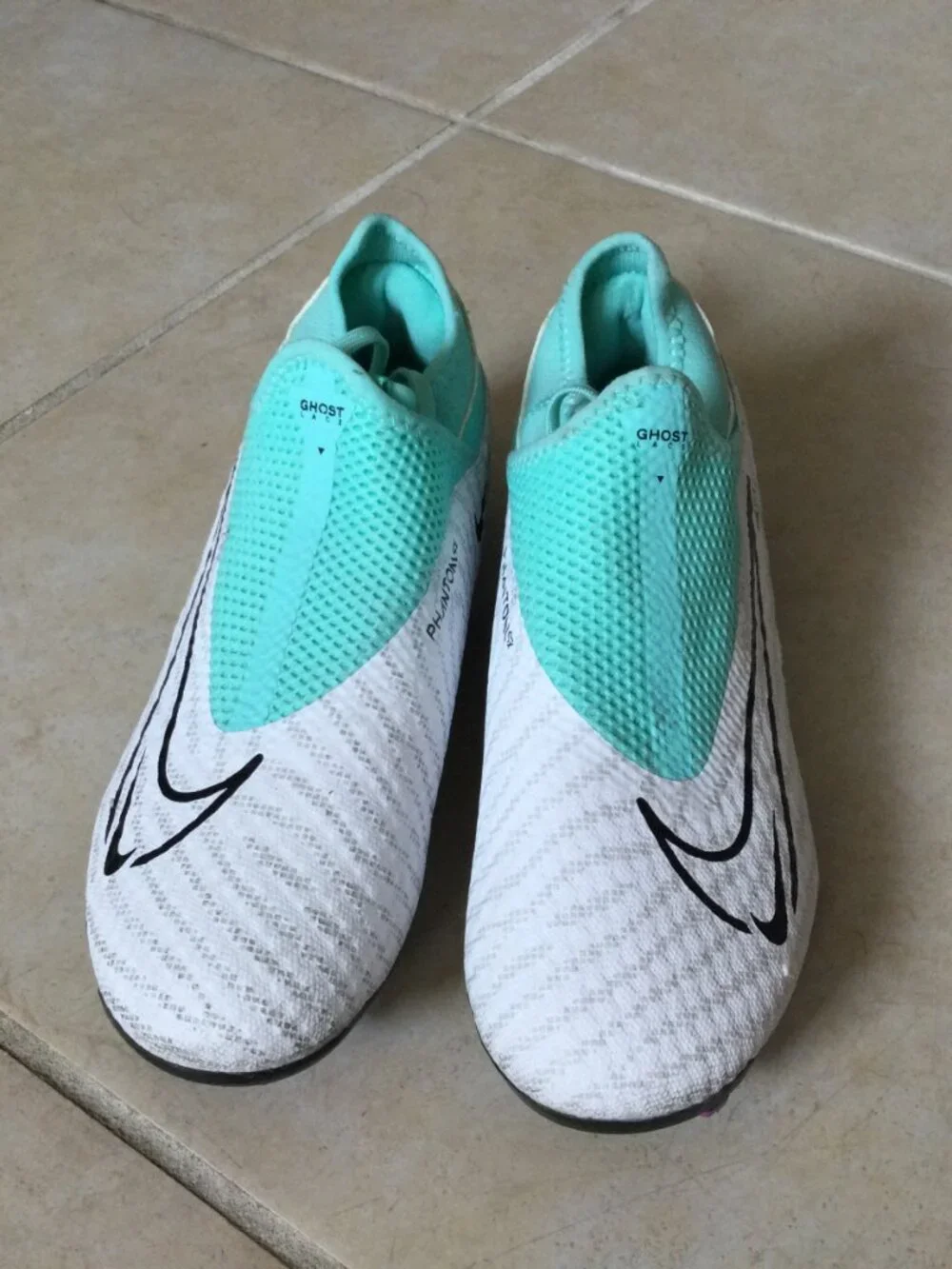 Nike Jr. Phantom GX Academy Dynamic Fit FG/MG soccer cleats white turquoise 4.5Y